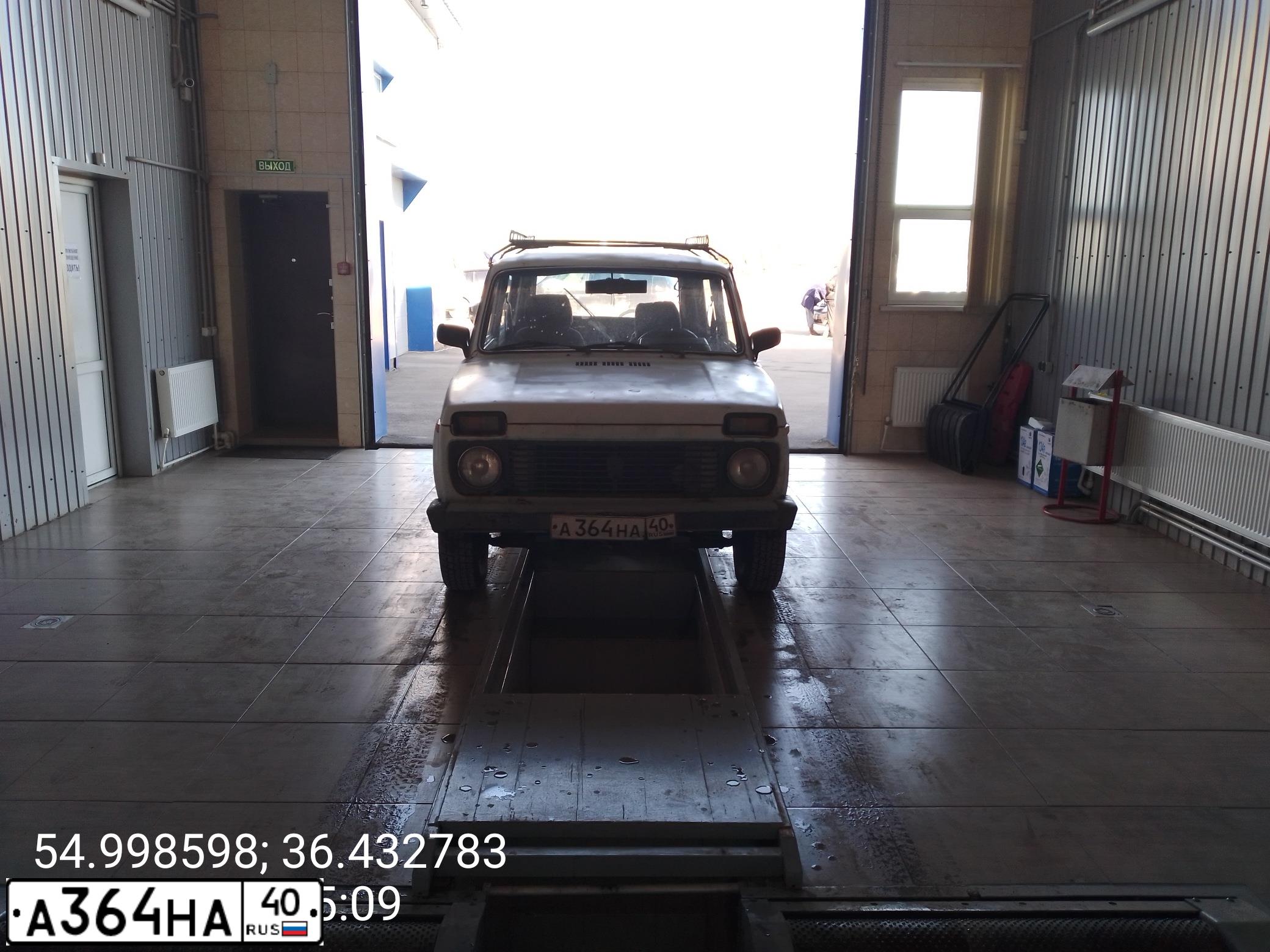 Фото автомобиля LADA 2121 NIVA, 1996 — госномер А364НА40. Цвет: Белый