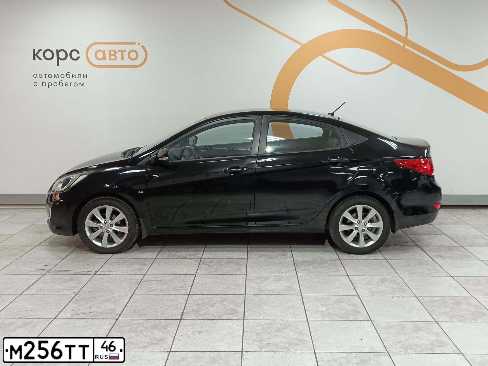 Фото автомобиля HYUNDAI SOLARIS, 2012 — госномер Р472РО46. Цвет: ЧЕРНЫЙ