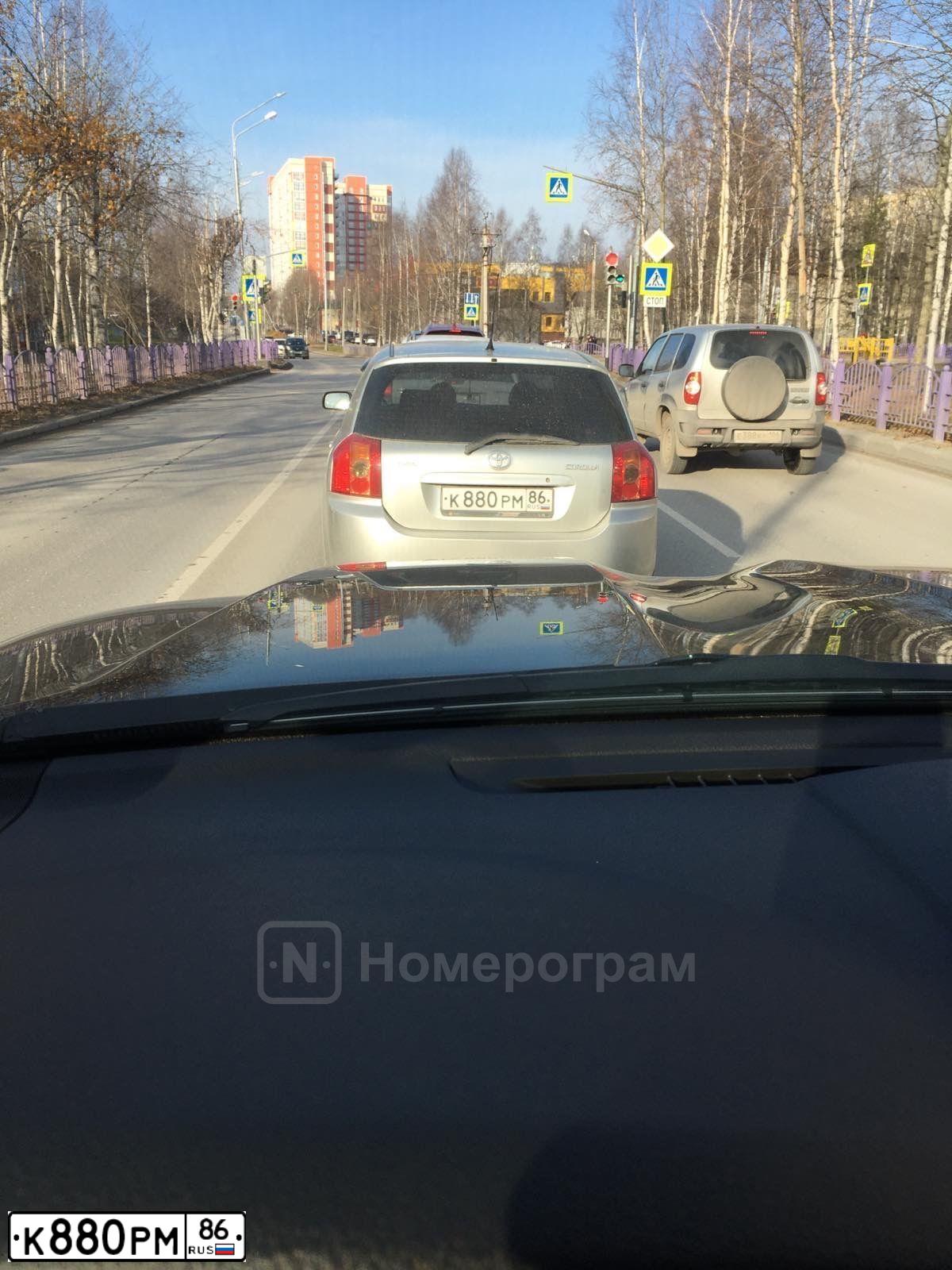 Фото автомобиля TOYOTA COROLLA, 2006 — госномер К880РМ86. Цвет: СЕРЕБРИСТЫЙ
