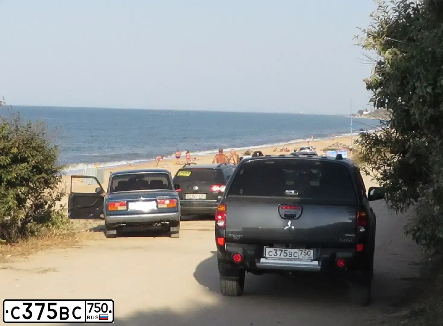 Фото автомобиля MITSUBISHI L 200, 2013 — госномер С375ВС750. Цвет: СЕРЫЙ