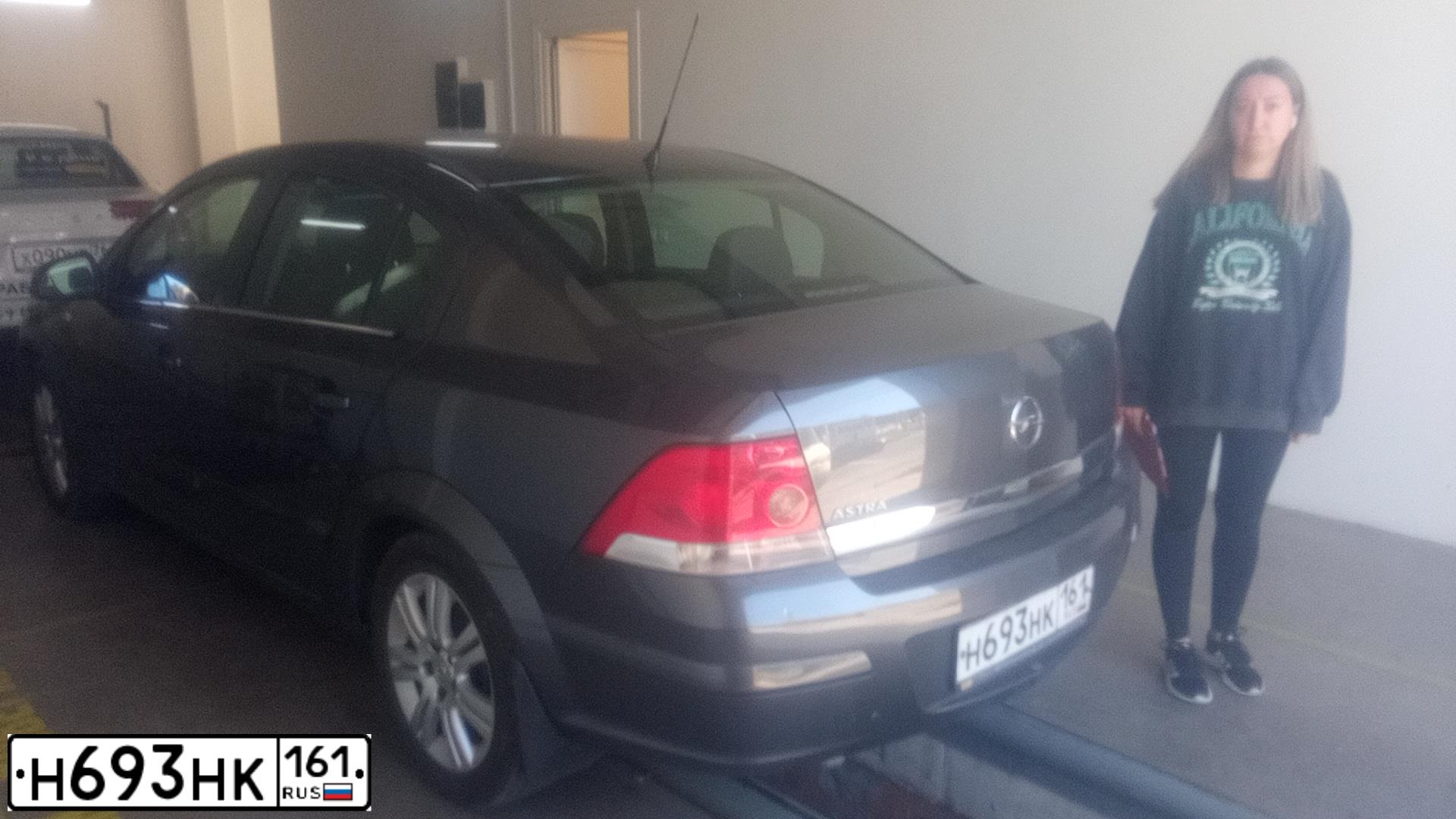 Фото автомобиля OPEL ASTRA, 2011 — госномер Н693НК161. Цвет: Т.СЕРЫЙ