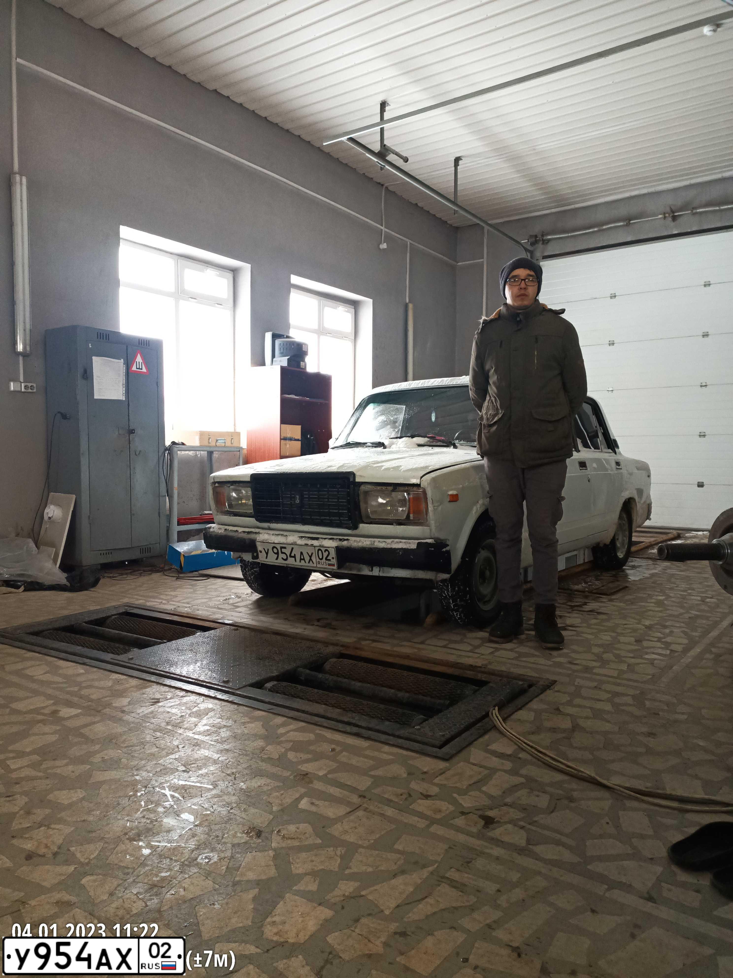 Фото автомобиля LADA 2107, 2002 — госномер У954АХ02. Цвет: ЯРКО-БЕЛЫЙ