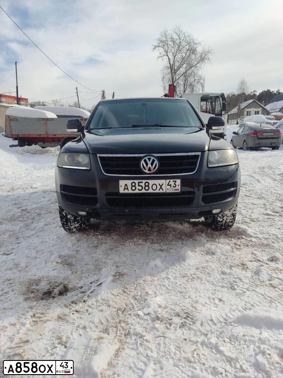 Фото автомобиля VOLKSWAGEN TOUAREG, 2006 — госномер А858ОХ43. Цвет: ЧЕРНЫЙ