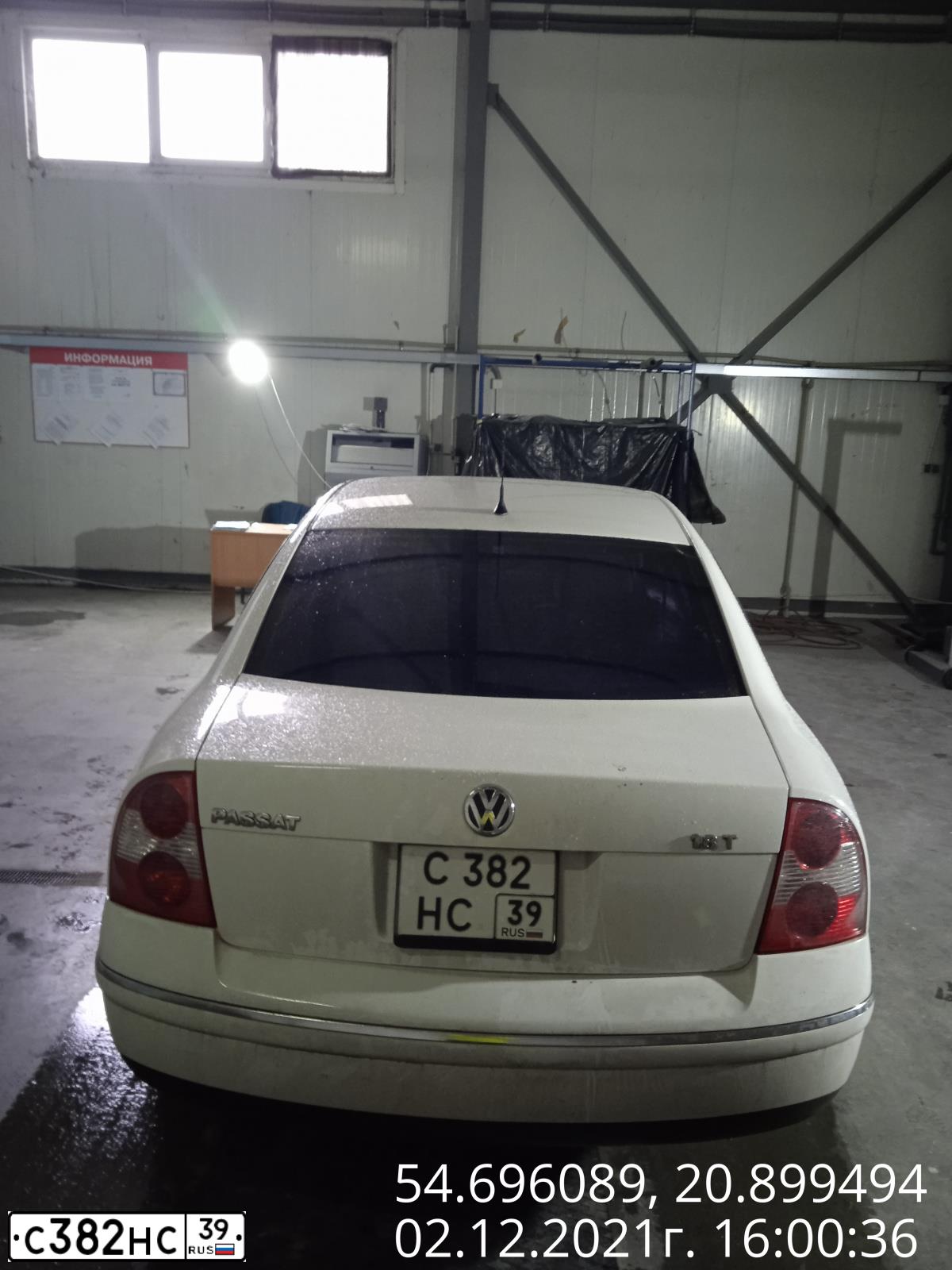 Фото автомобиля VOLKSWAGEN PASSAT, 2004 — госномер С382НС39. Цвет: Белый