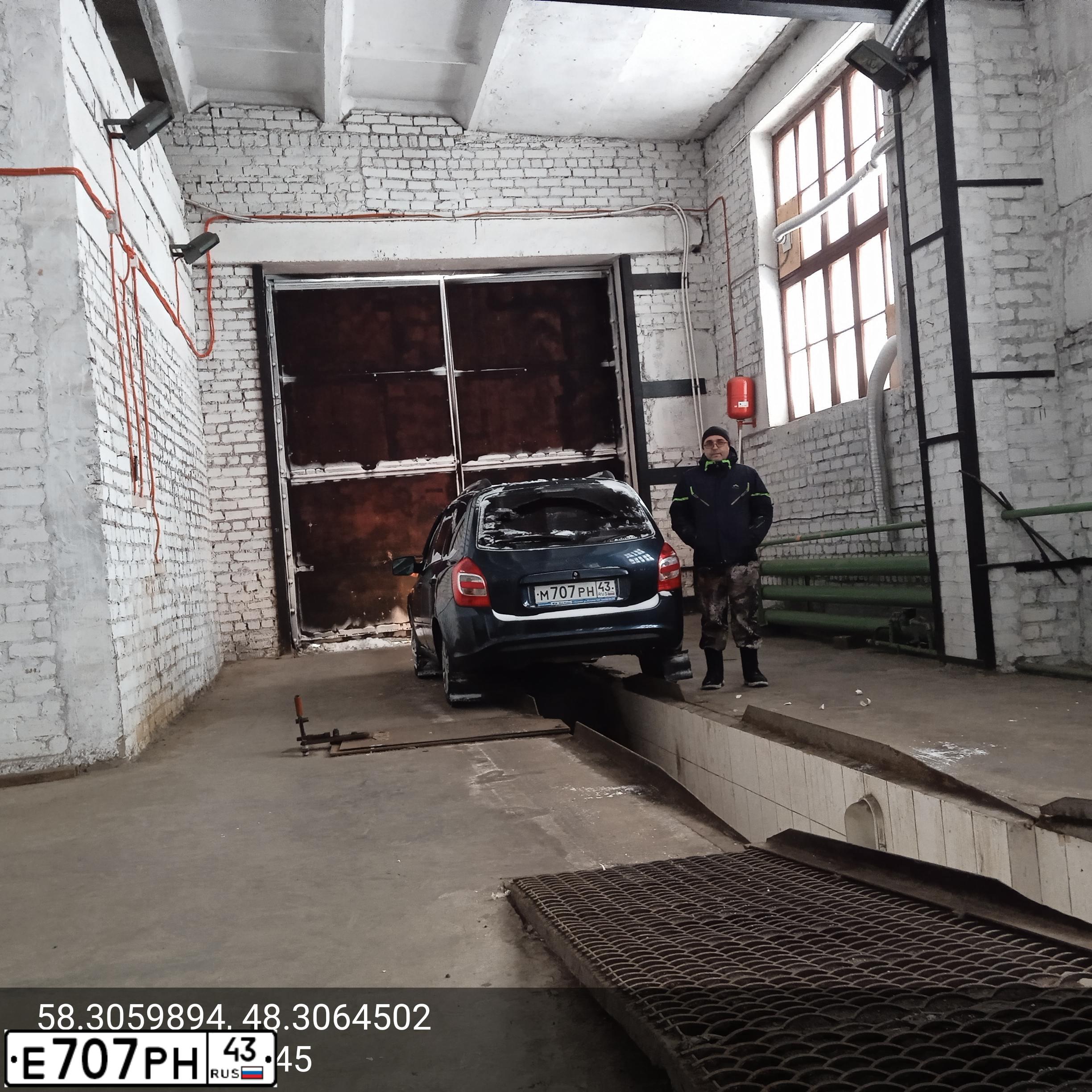 Фото автомобиля LADA 2194 KALINA, 2013 — госномер Е707РН43. Цвет: Серо-Синий