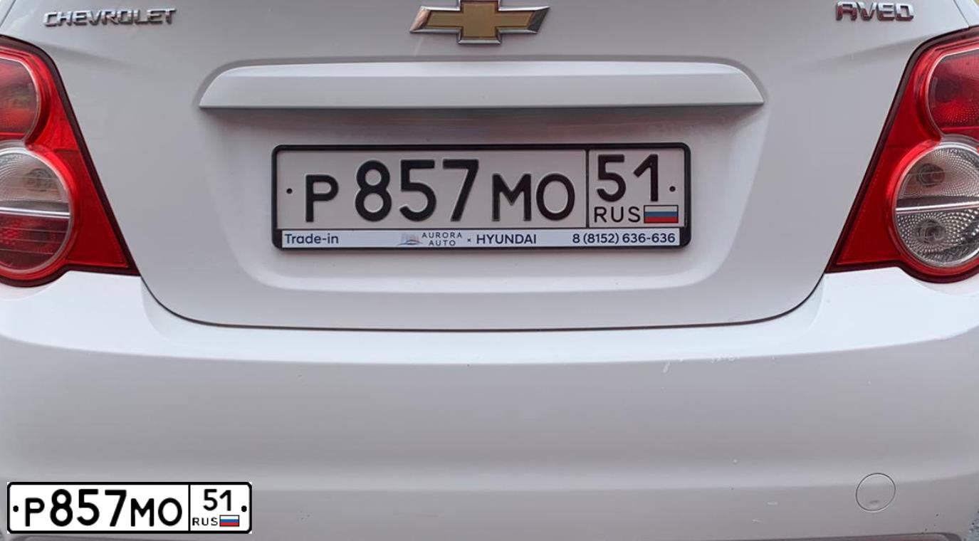Фото автомобиля CHEVROLET AVEO, 2012 — госномер Р857МО51. Цвет: Белый