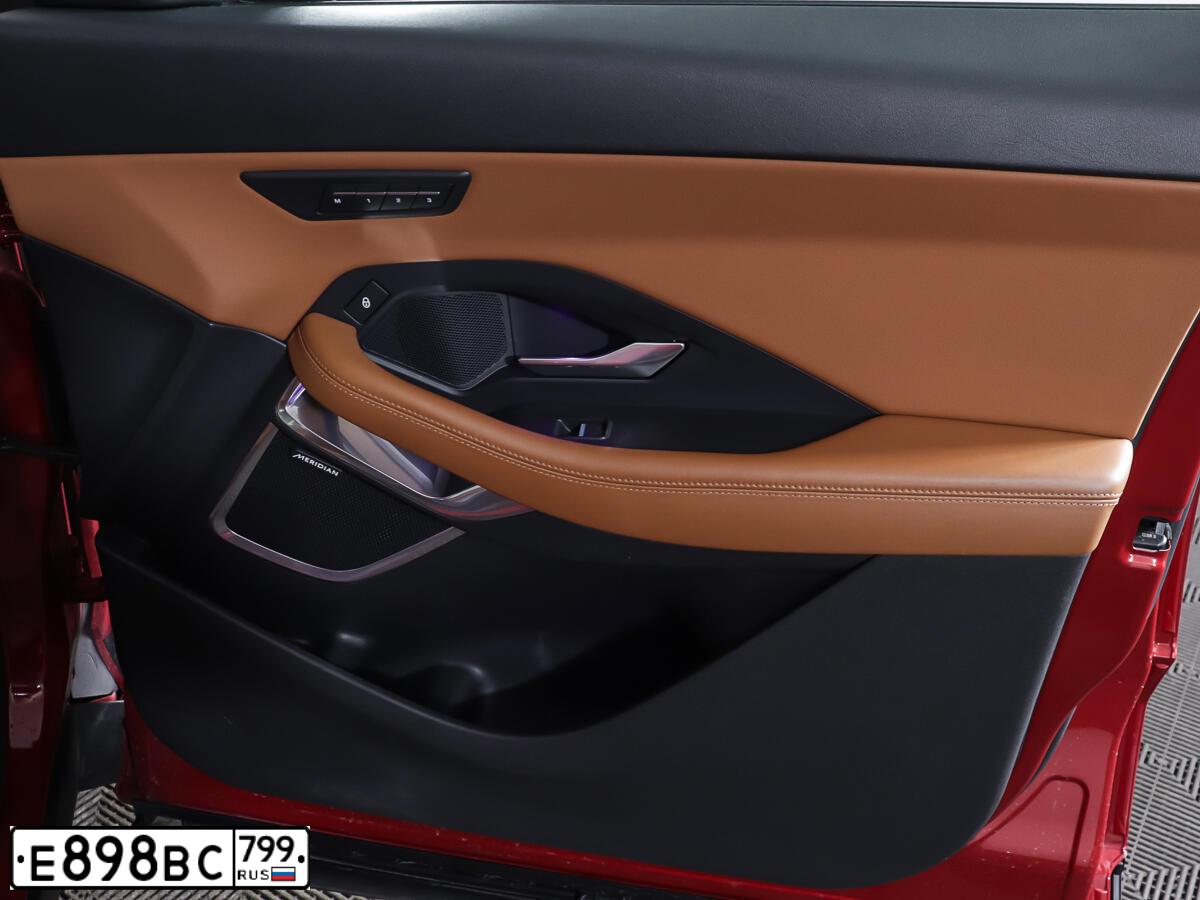 Фото автомобиля JAGUAR E-PACE, 2018 — госномер К284АР550. Цвет: КРАСНЫЙ
