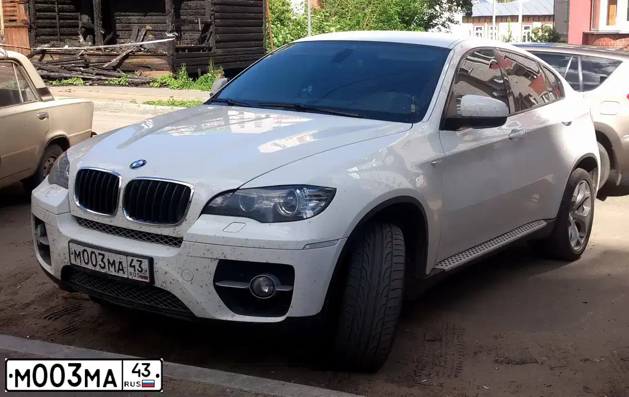 Фото автомобиля BMW X6, 2012 — госномер М003МА43. Цвет: Белый