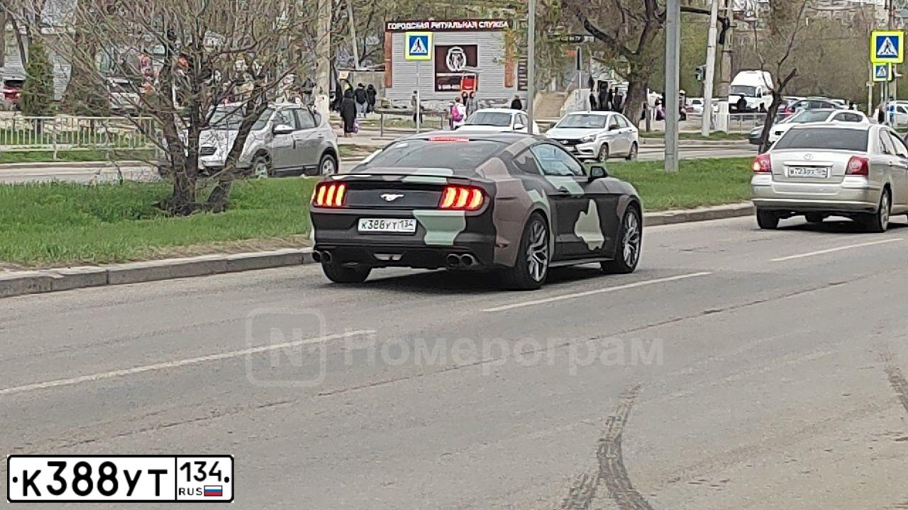 Фото автомобиля FORD ФОРД МУСТАНГ, 2015 — госномер К388УТ134. Цвет: ЗЕЛЕНЫЙ САЛАТОВЫЙ