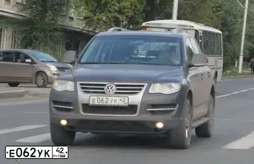 Фото автомобиля VOLKSWAGEN TOUAREG, 2010 — госномер Е062УК42. Цвет: ЧЕРНО-СЕРЫЙ