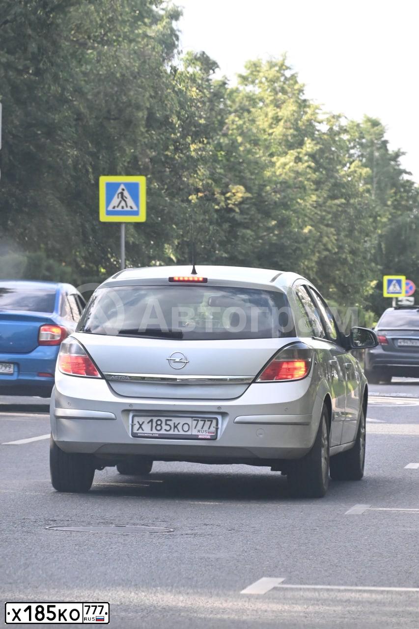 Фото автомобиля OPEL ASTRA, 2014 — госномер Х185КО777. Цвет: СЕРЫЙ СВЕТЛЫЙ