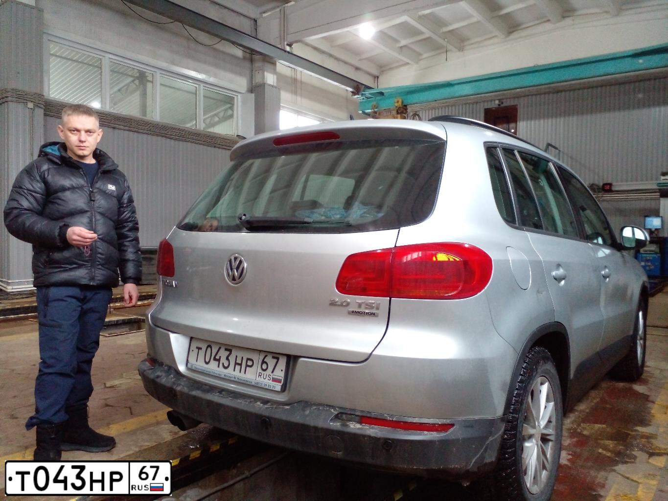Фото автомобиля VOLKSWAGEN TIGUAN, 2014 — госномер О352ХК124. Цвет: Серебристый