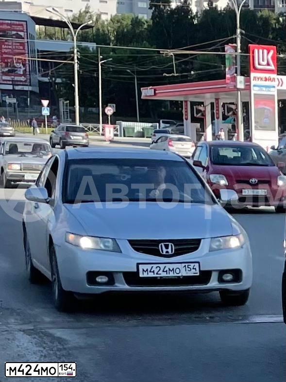 Фото автомобиля HONDA ACCORD, 2004 — госномер М424МО154. Цвет: Серебристый