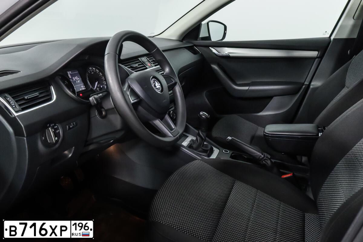 Фото автомобиля SKODA OCTAVIA, 2016 — госномер М714УУ60. Цвет: БЕЛЫЙ