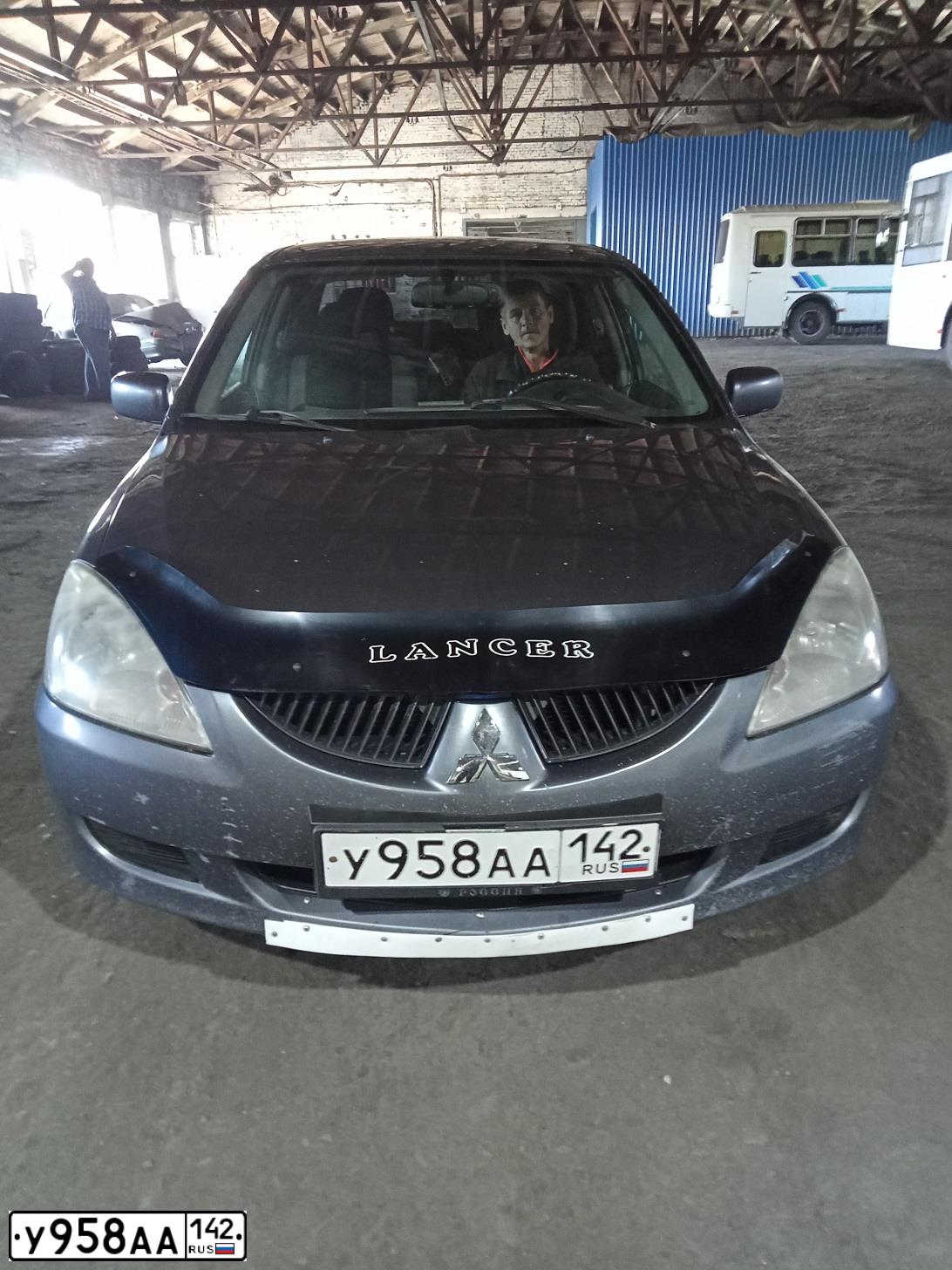Фото автомобиля MITSUBISHI LANCER, 2004 — госномер У958АА142. Цвет: СЕРЫЙ
