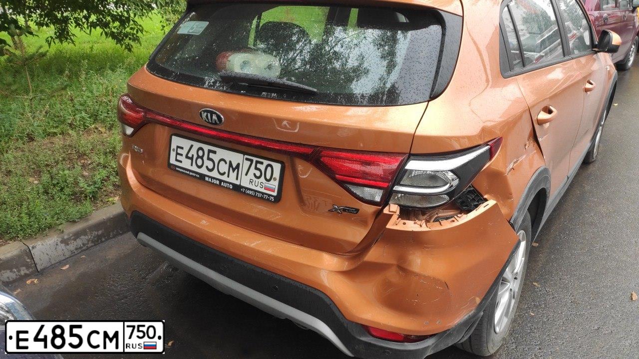 Фото автомобиля KIA RIO, 2018 — госномер Е485СМ750. Цвет: ОРАНЖЕВЫЙ