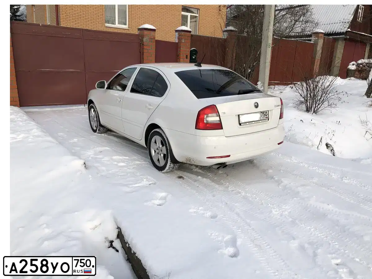 Фото автомобиля SKODA OCTAVIA, 2012 — госномер А258УО750. Цвет: Белый