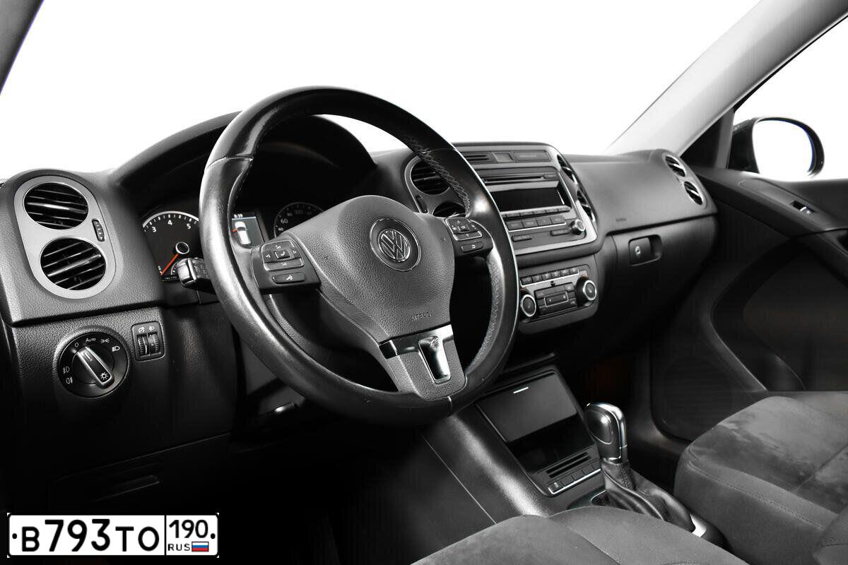 Фото автомобиля VOLKSWAGEN TIGUAN, 2012 — госномер Н244АЕ198. Цвет: Темно-синий