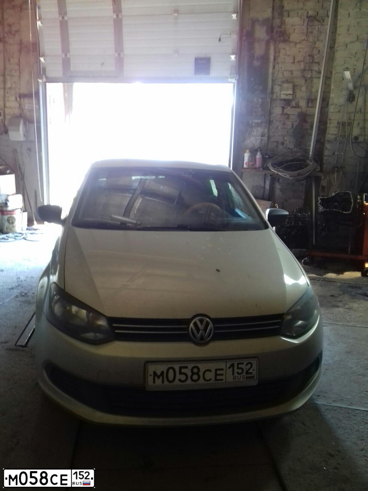 Фото автомобиля VOLKSWAGEN POLO, 2013 — госномер М058СЕ152. Цвет: Серебристо-Желтый