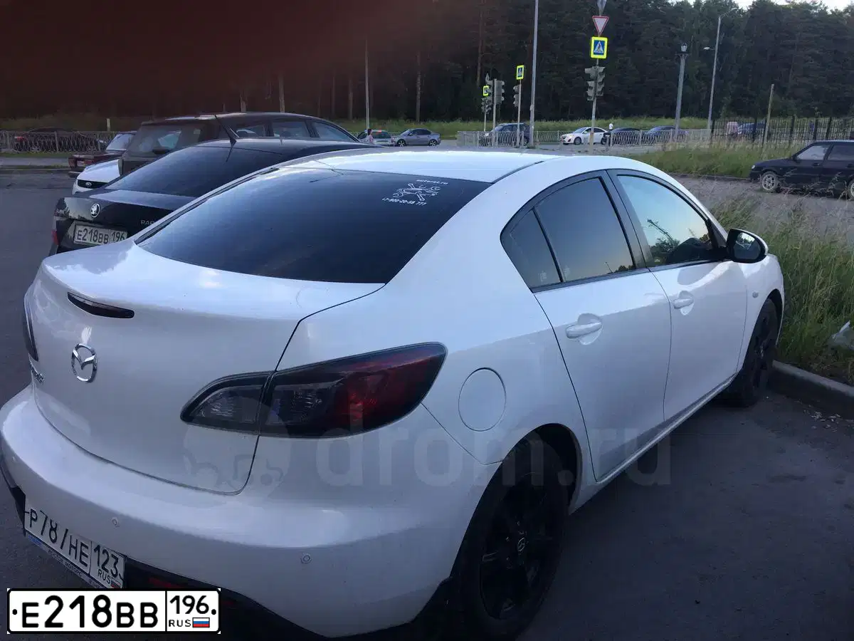 Фото автомобиля SKODA RAPID, 2015 — госномер Е218ВВ196. Цвет: ЧЕРНЫЙ