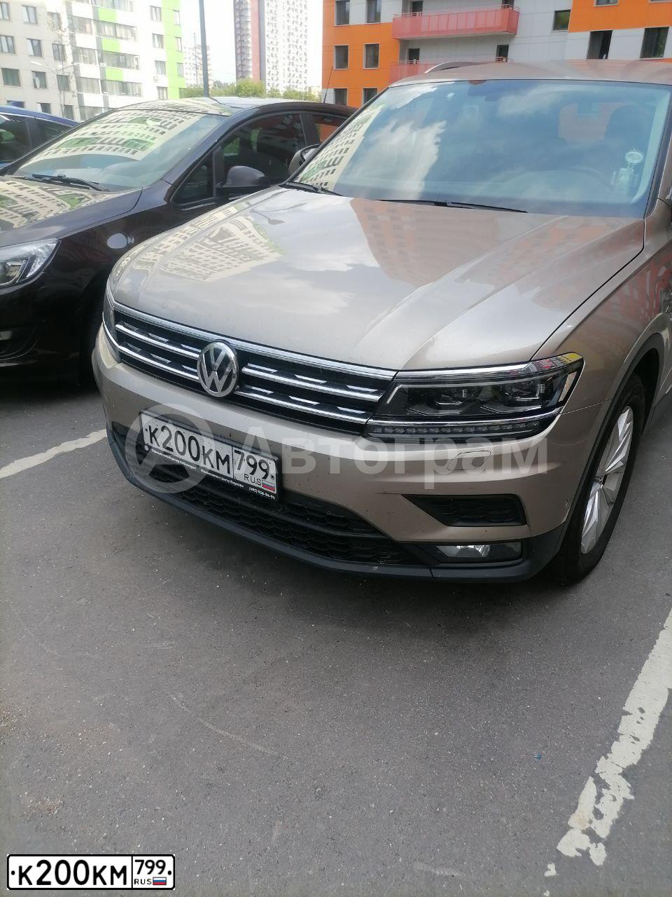 Фото автомобиля VOLKSWAGEN TIGUAN, 2018 — госномер К200КМ799. Цвет: БЕЖЕВЫЙ