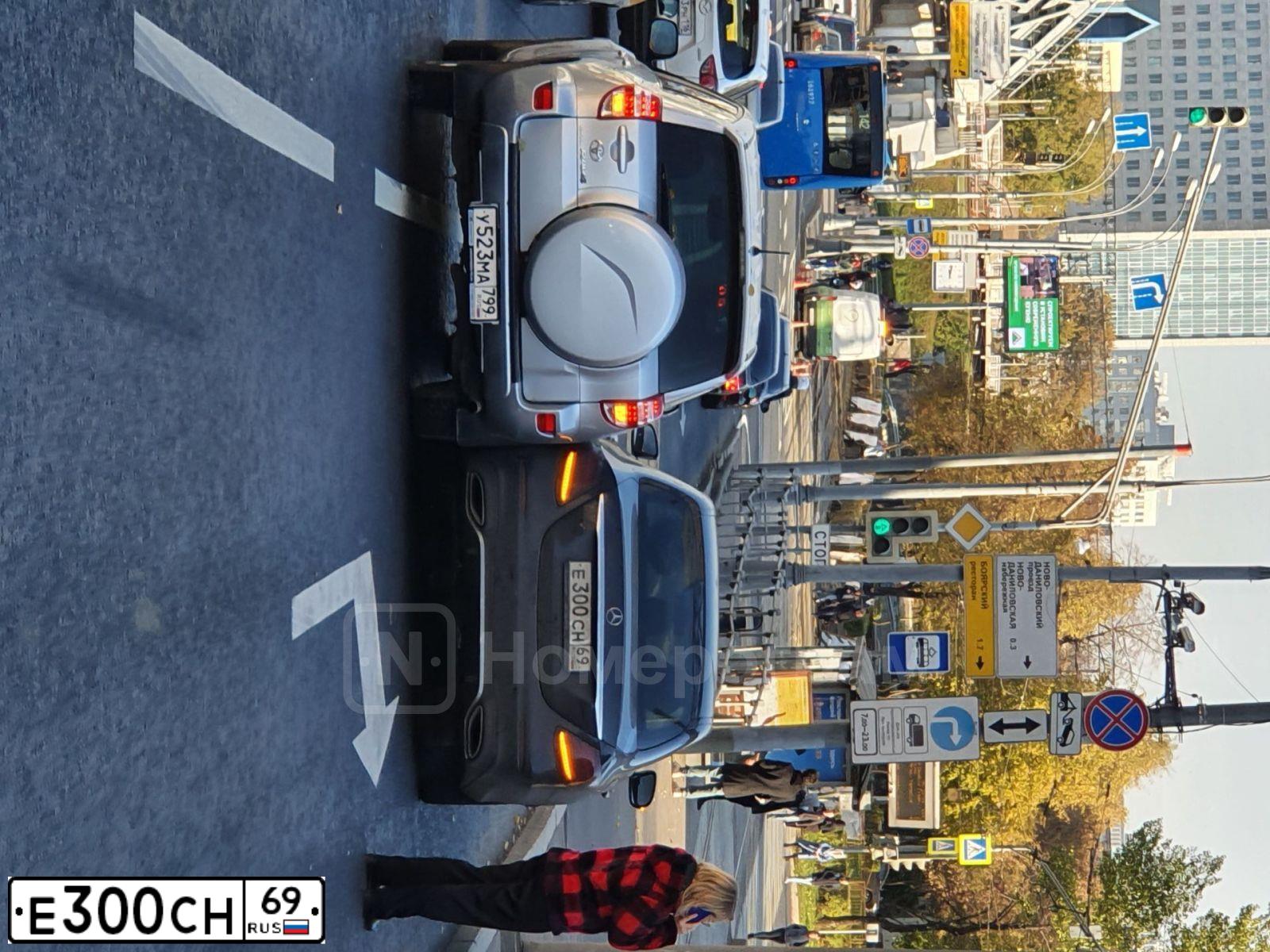 Фото автомобиля MERCEDES E-KLASSE, 2018 — госномер У700УТ57. Цвет: синий
