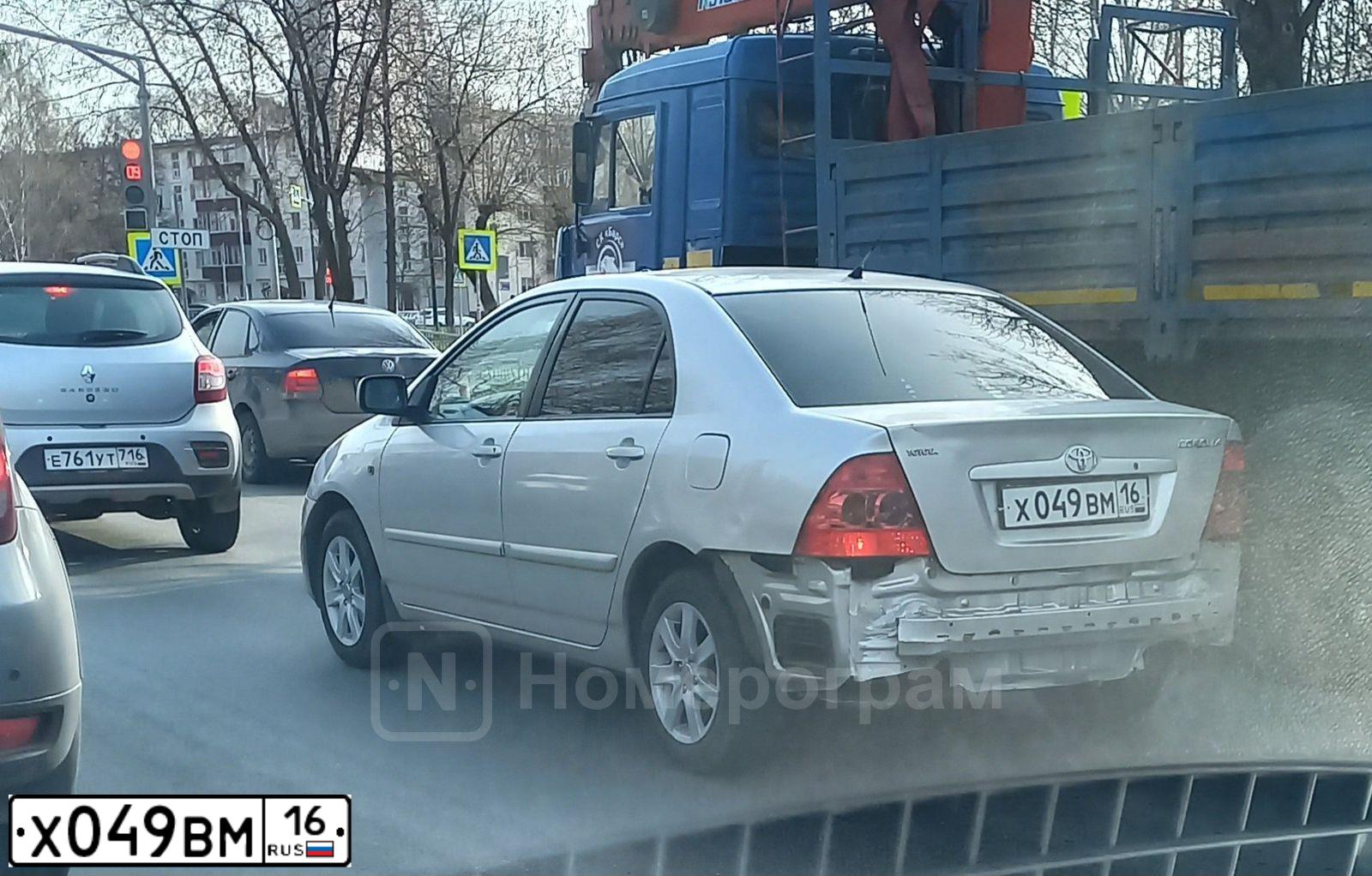 Фото автомобиля TOYOTA COROLLA, 2005 — госномер Х049ВМ16. Цвет: серебристый