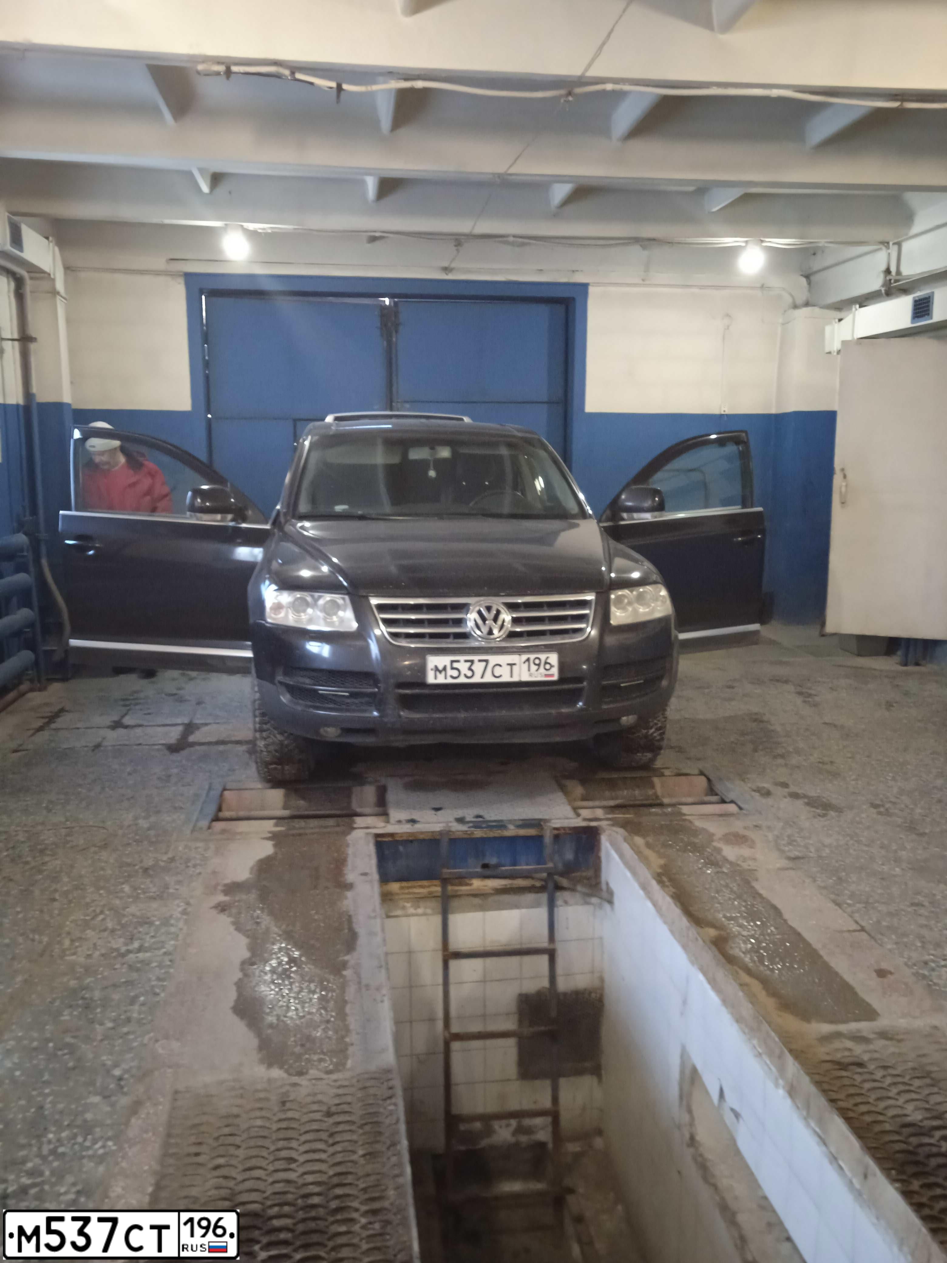 Фото автомобиля VOLKSWAGEN TOUAREG, 2003 — госномер М537СТ196. Цвет: ЧЕРНЫЙ