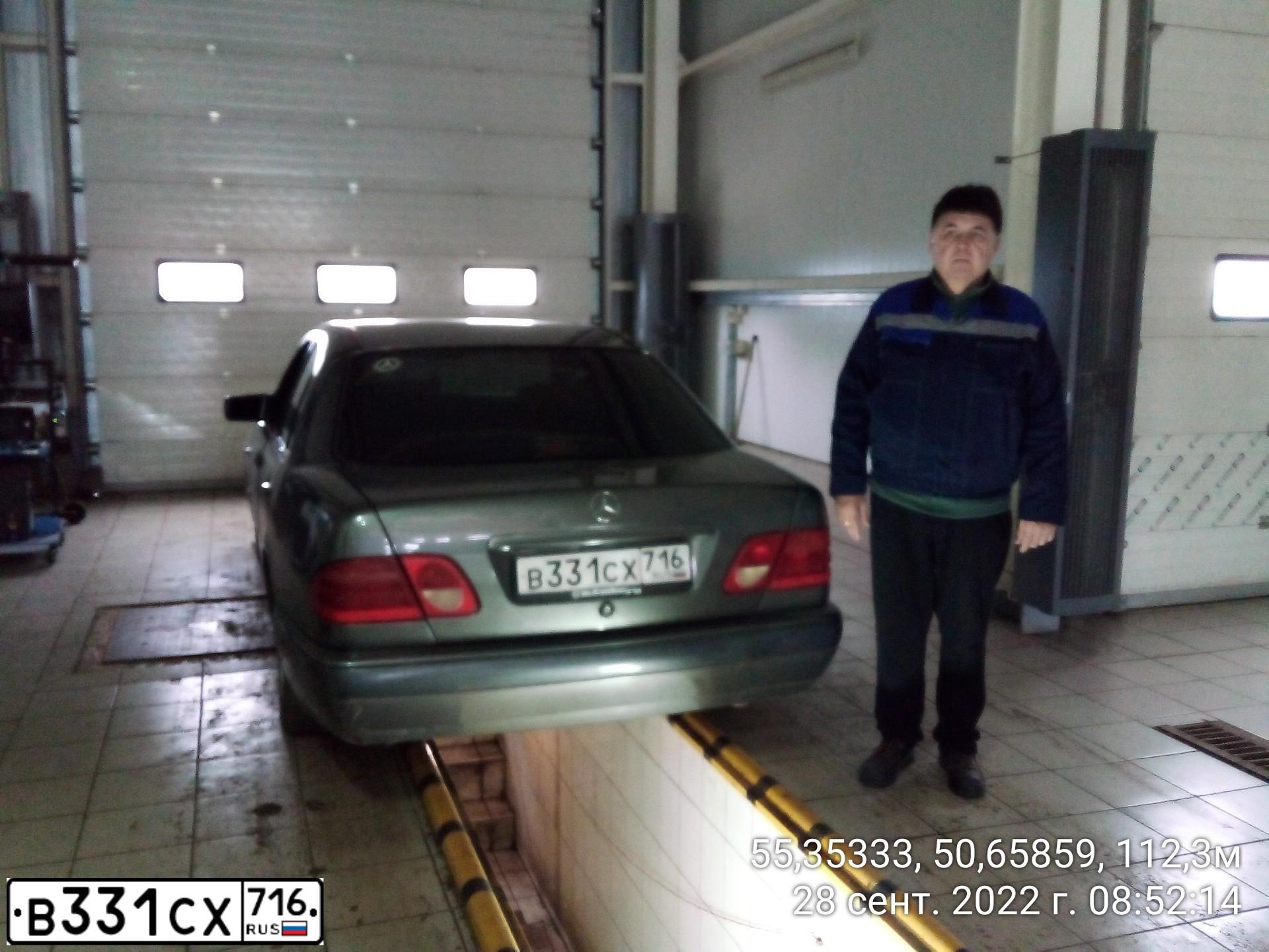 Фото автомобиля MERCEDES E-KLASSE, 1996 — госномер А979АЕ716. Цвет: Серебристый