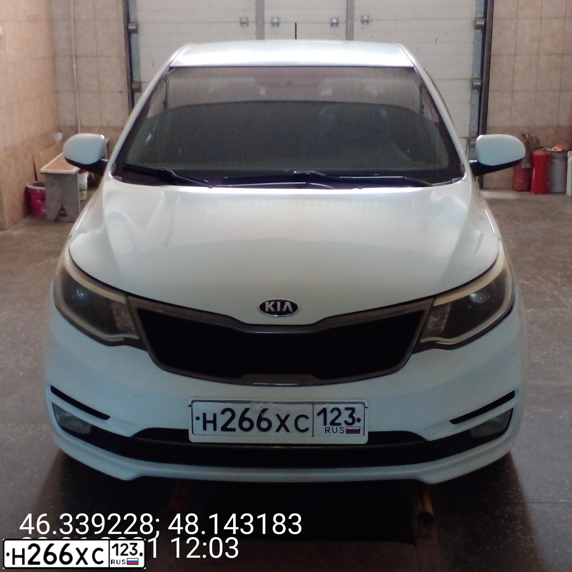 Фото автомобиля KIA RIO, 2015 — госномер Т717НЕ30. Цвет: Белый