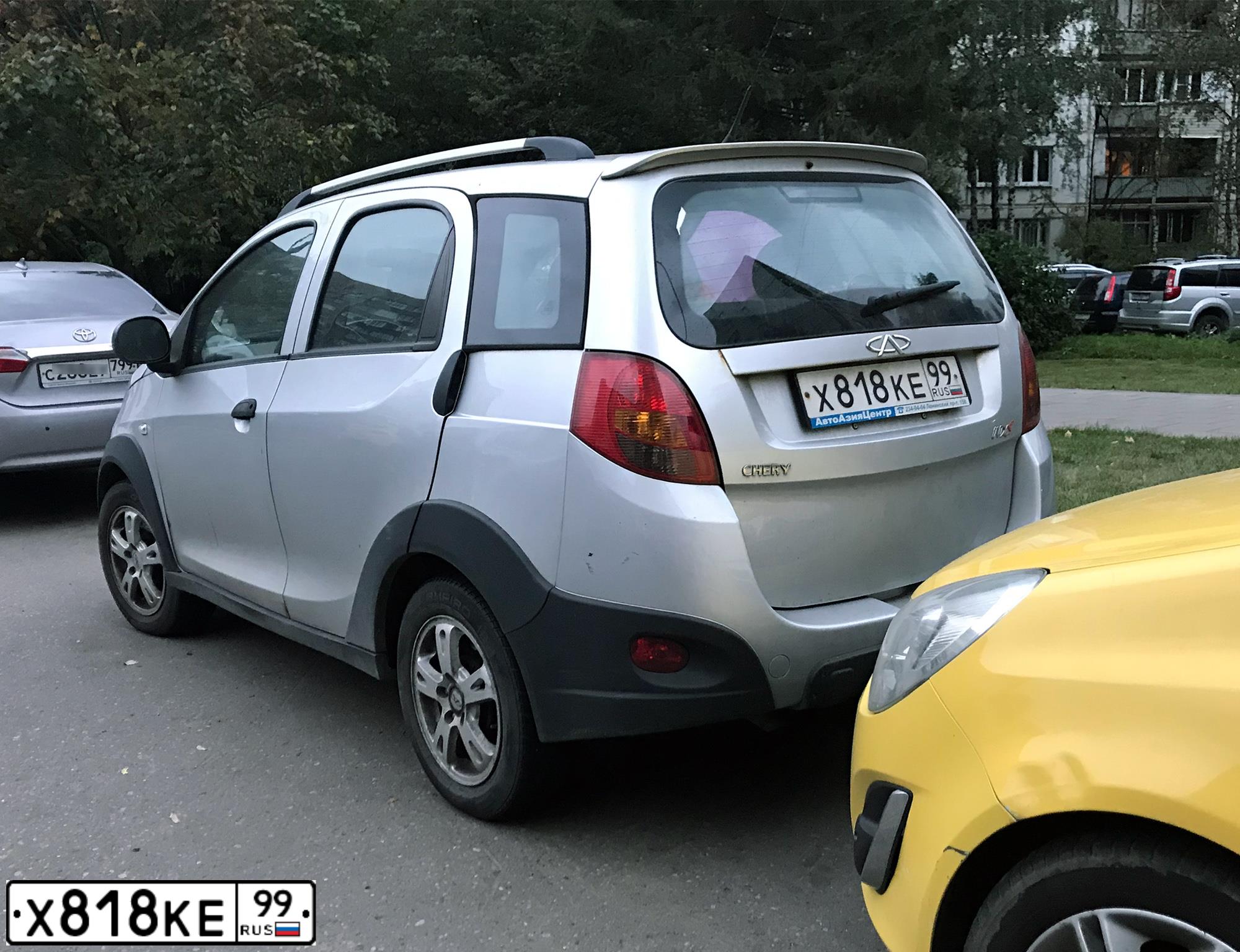 Фото автомобиля CHERY INDIS /S18/, 2011 — госномер Х818КЕ99. Цвет: СЕРЫЙ СВЕТЛЫЙ
