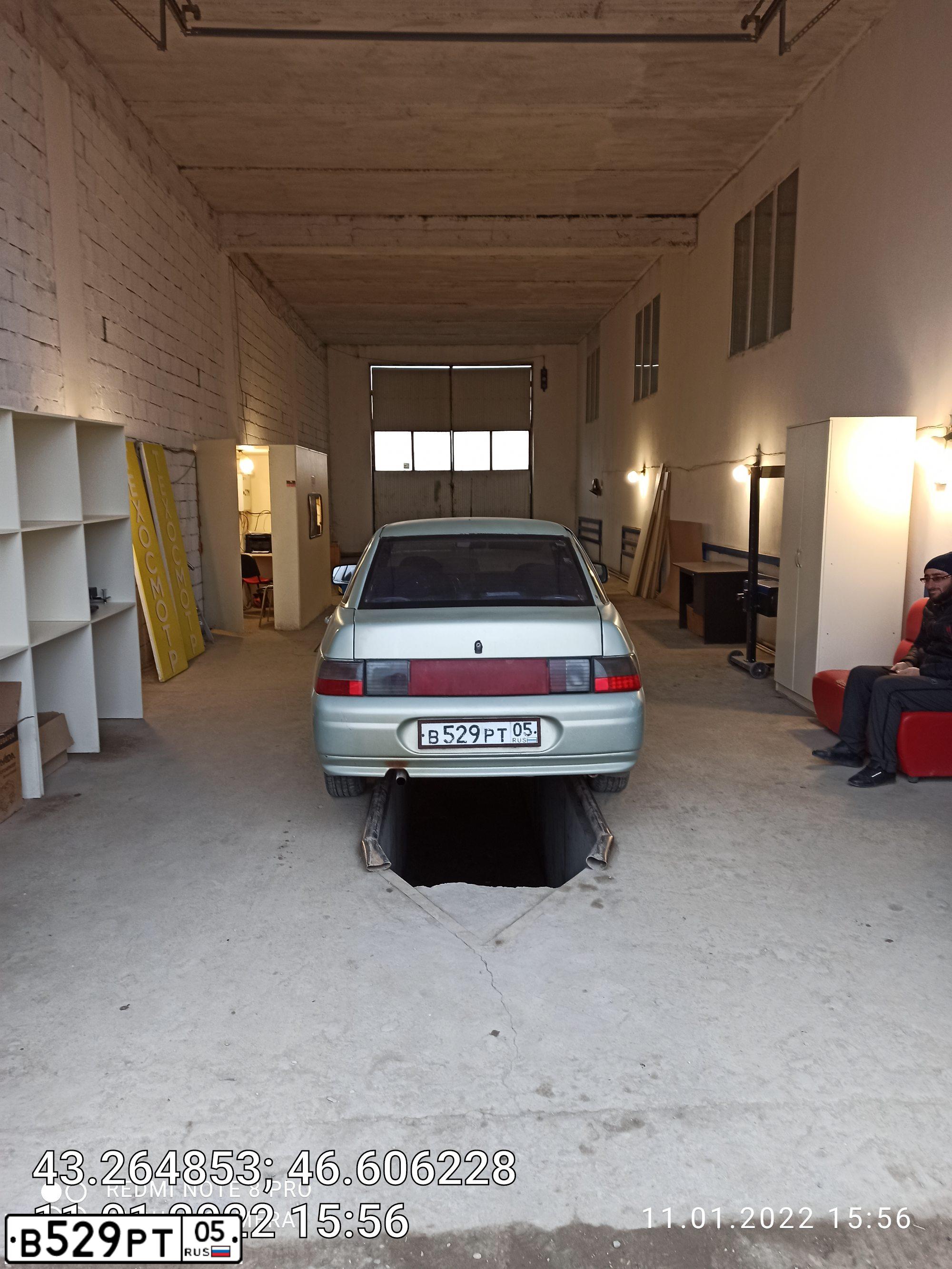 Фото автомобиля LADA 2110, 2000 — госномер В529РТ05. Цвет: СЕРЕБРИСТЫЙ ЖЕЛТО-ЗЕЛЕНЫЙ