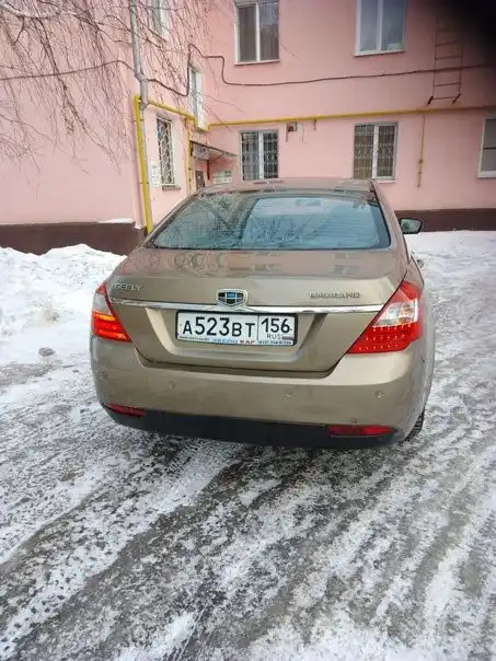 Фото автомобиля GEELY EMGRAND, 2016 — госномер А523ВТ156. Цвет: БЕЖЕВЫЙ