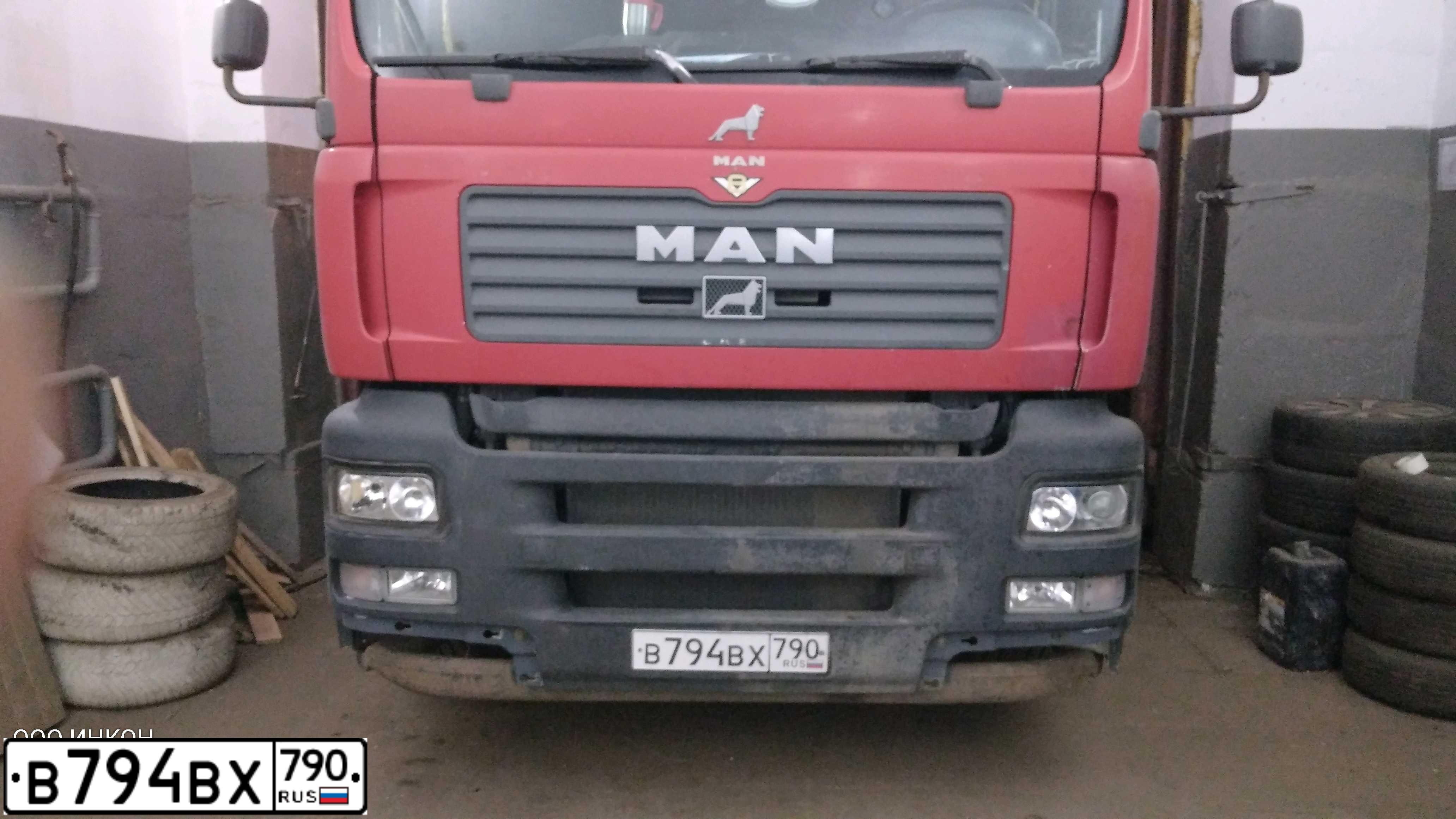 Фото автомобиля MAN TGA 26.XXX /6X2/, 2010 — госномер В794ВХ790. Цвет: КРАСНО-БЕЛЫЙ