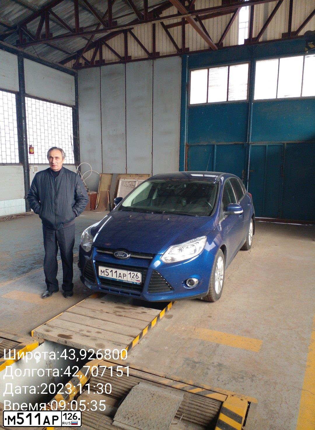 Фото автомобиля FORD FOCUS, 2015 — госномер О004РВ199. Цвет: синий