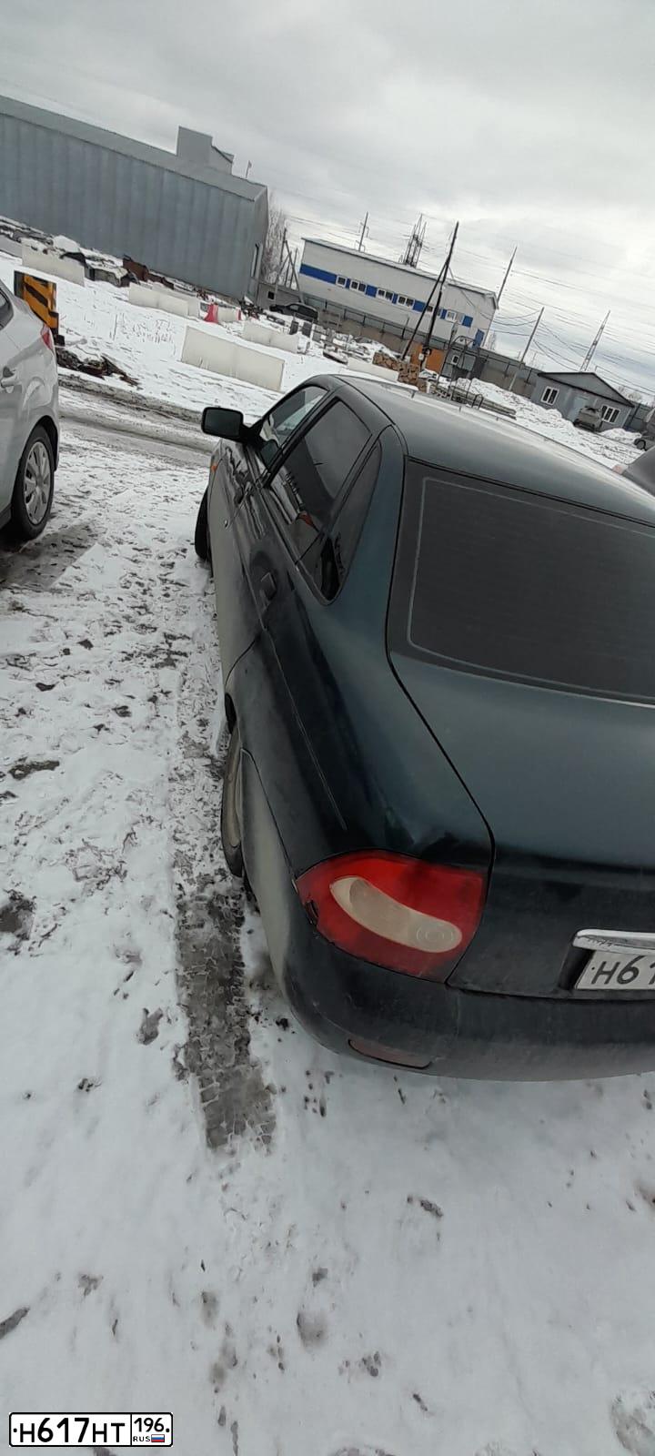 Фото автомобиля LADA 2170 PRIORA, 2007 — госномер Н617НТ196. Цвет: Темно-зеленый