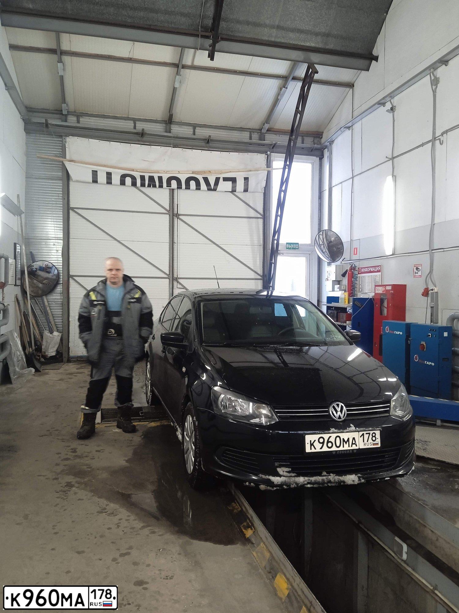 Фото автомобиля VOLKSWAGEN POLO, 2011 — госномер С947РТ198. Цвет: ЧЕРНЫЙ