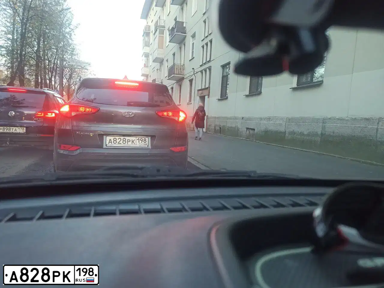 Фото автомобиля HYUNDAI TUCSON, 2018 — госномер А828РК198. Цвет: СЕРЫЙ