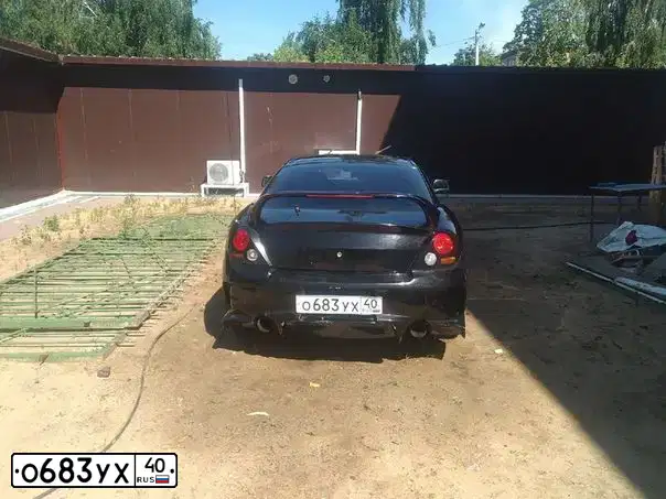 Фото автомобиля HYUNDAI TIBURON, 2002 — госномер М372КХ193. Цвет: ЧЕРНЫЙ