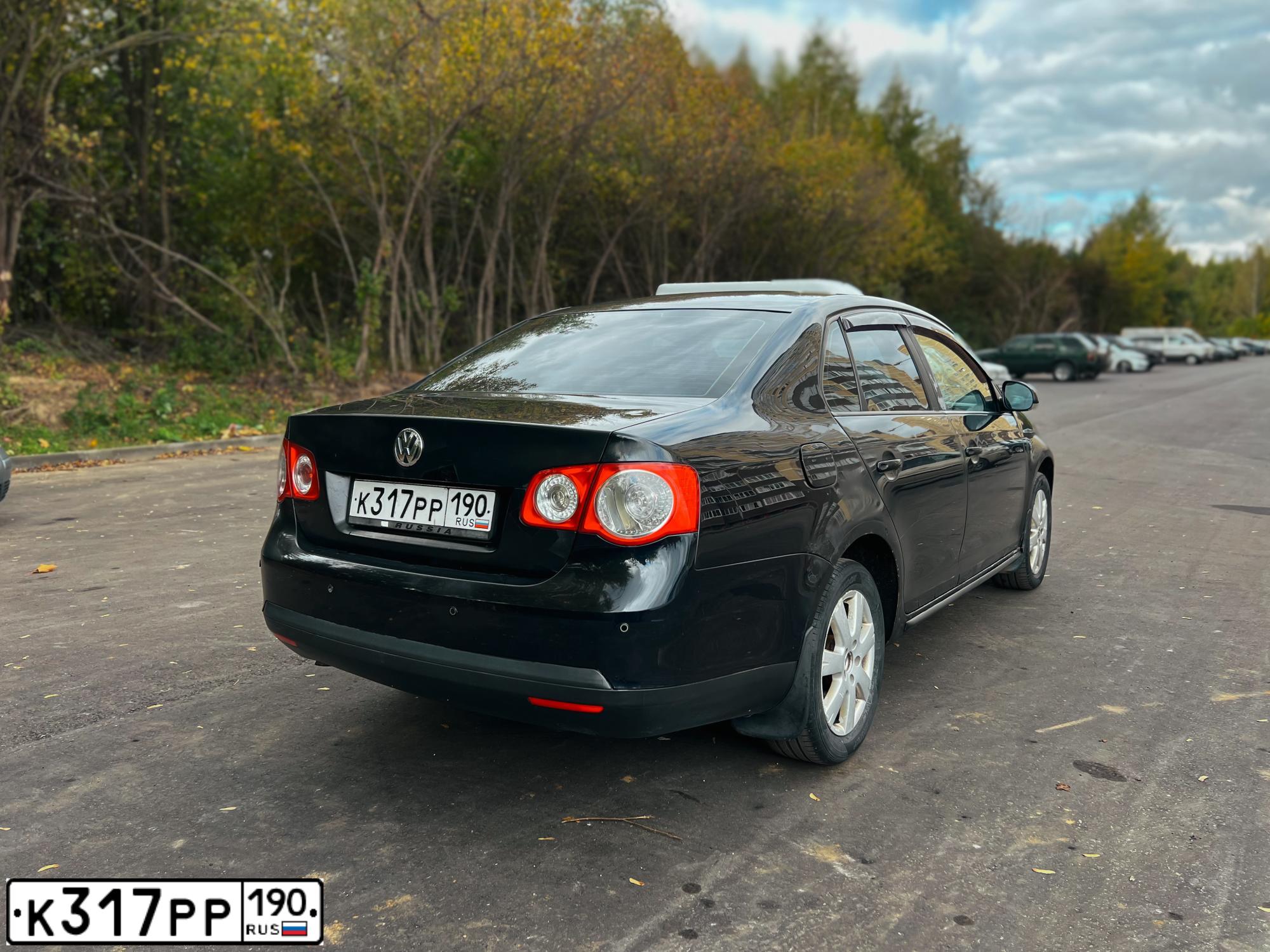 Фото автомобиля VOLKSWAGEN JETTA, 2007 — госномер К317РР190. Цвет: ЧЕРНЫЙ
