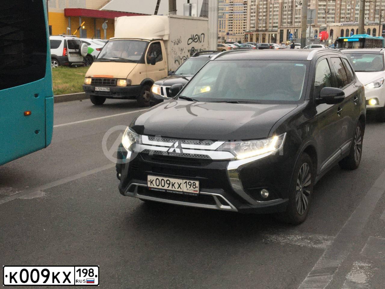 Фото автомобиля MITSUBISHI OUTLANDER, 2020 — госномер К009КХ198. Цвет: ЧЕРНЫЙ