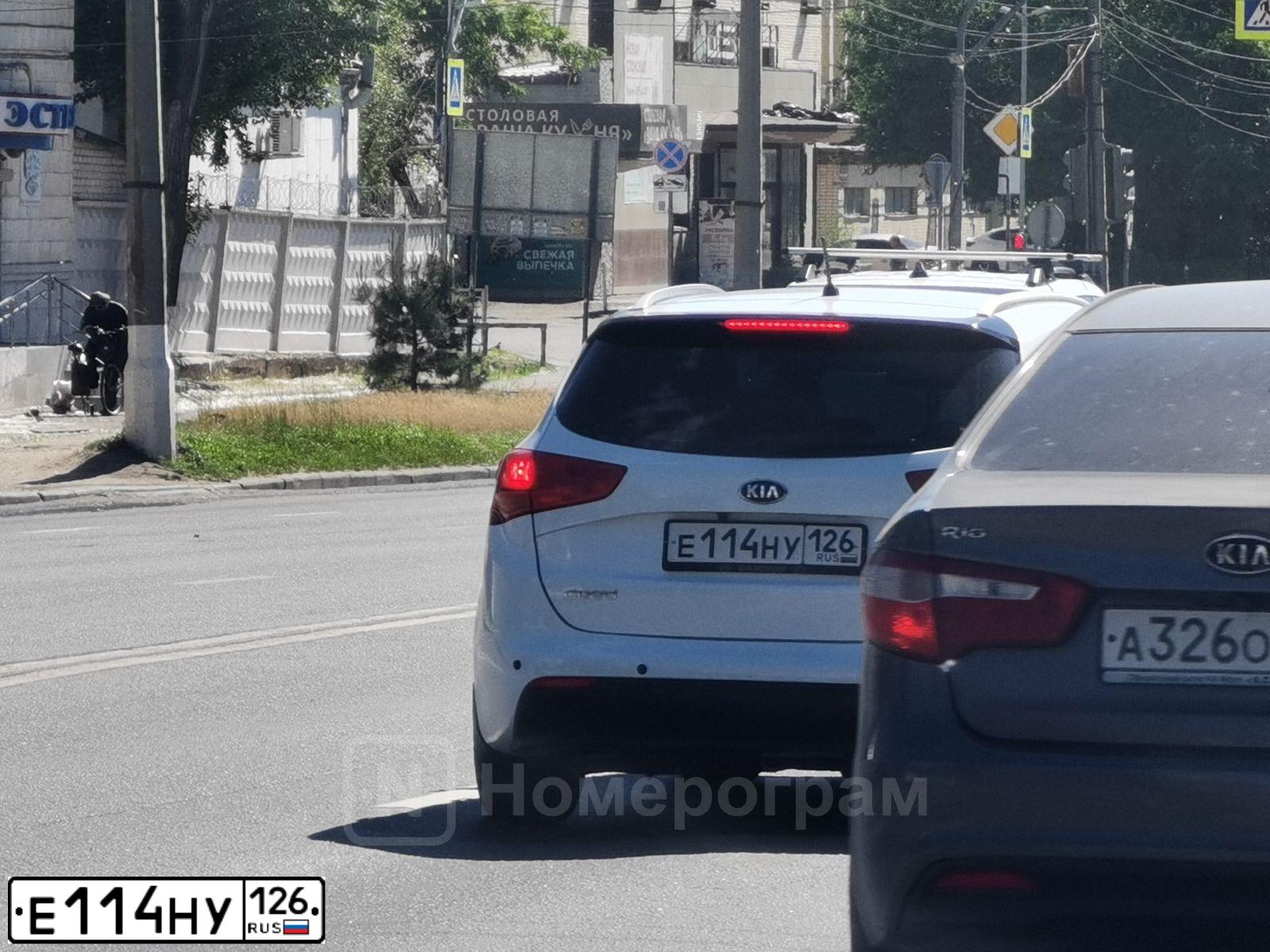 Фото автомобиля LADA 2192 KALINA, 2013 — госномер Е144НУ126. Цвет: СВЕТЛО-ЗЕЛЕНЫЙ