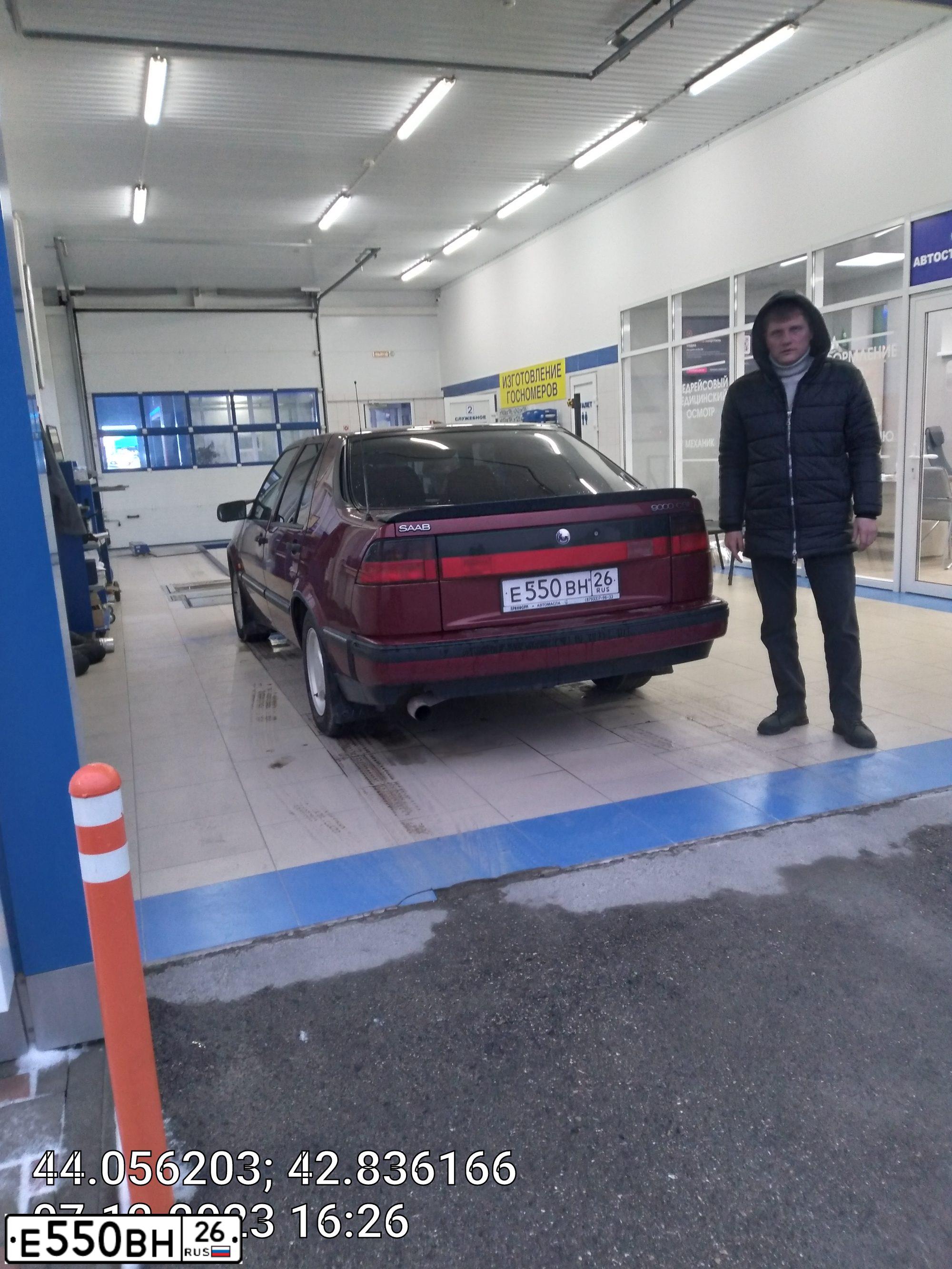 Фото автомобиля SAAB 900, 1995 — госномер Н793ЕН126. Цвет: КРАСНЫЙ