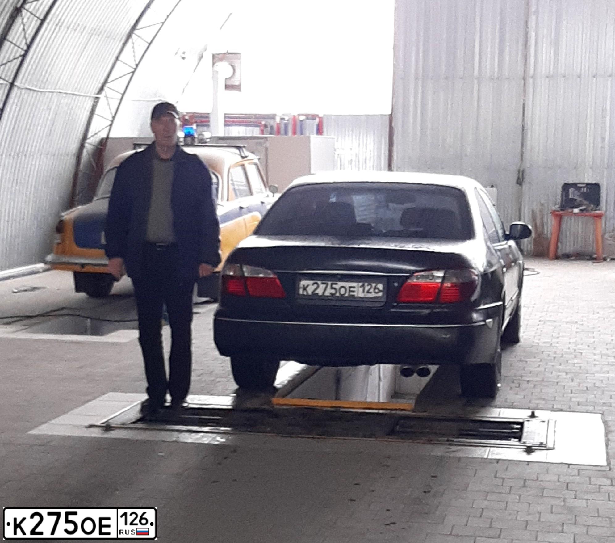 Фото автомобиля NISSAN MAXIMA, 2001 — госномер К275ОЕ126. Цвет: ЧЕРНЫЙ
