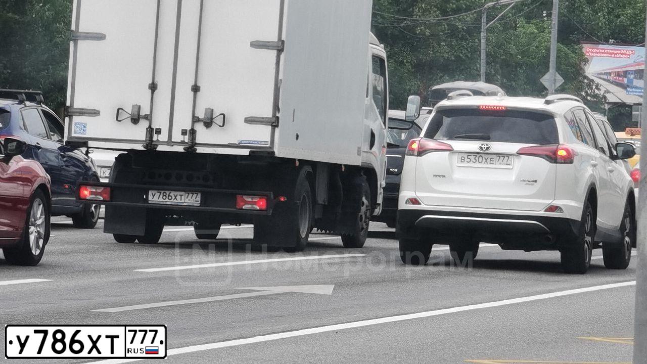 Фото автомобиля YUEJIN NJ 1041, 2015 — госномер У786ХТ777. Цвет: Белый