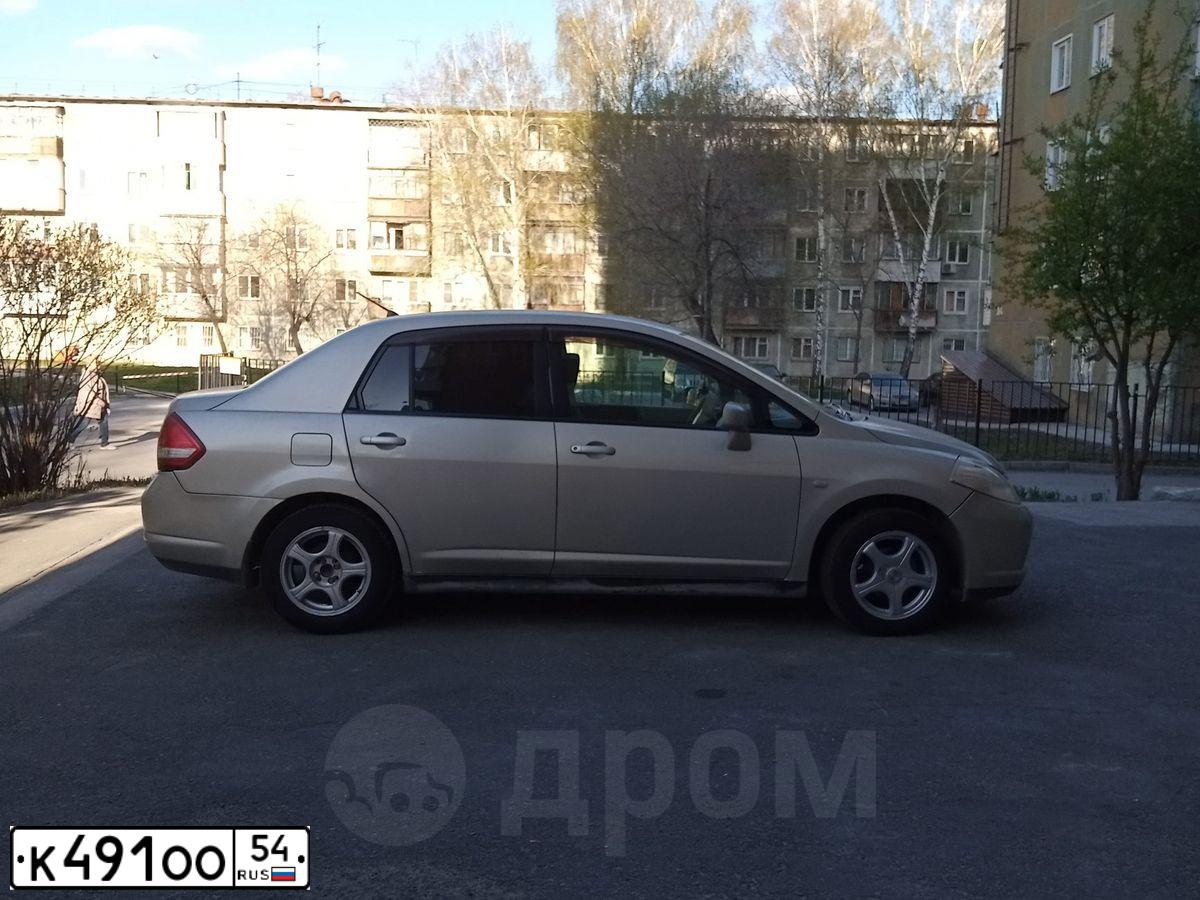 Фото автомобиля НИССАН ТИИДА ЛАТИО НИССАН ТИИДА ЛАТИО, 2005 — госномер К491ОО54. Цвет: Серый