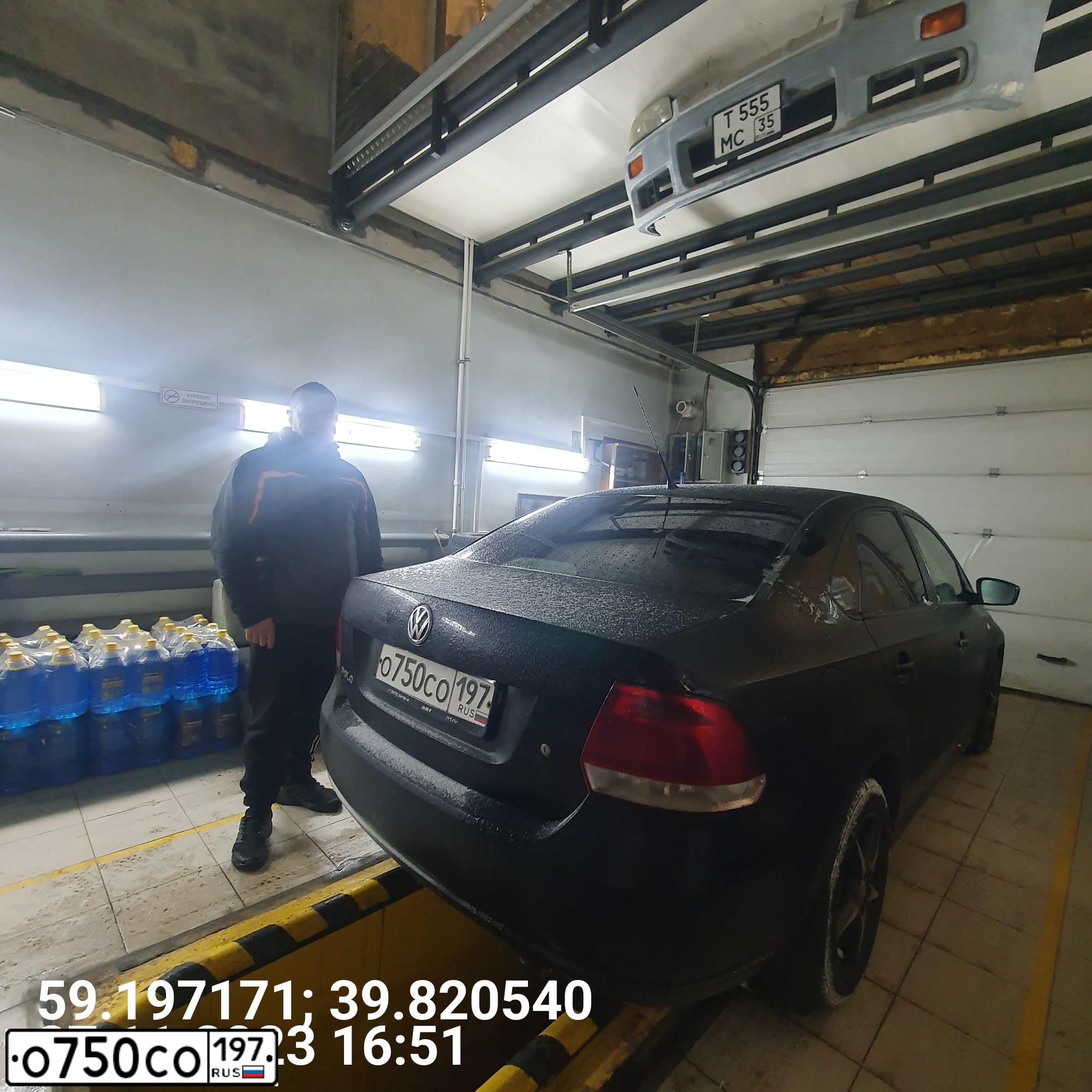 Фото автомобиля VOLKSWAGEN POLO, 2011 — госномер М081КУ35. Цвет: ЧЕРНЫЙ