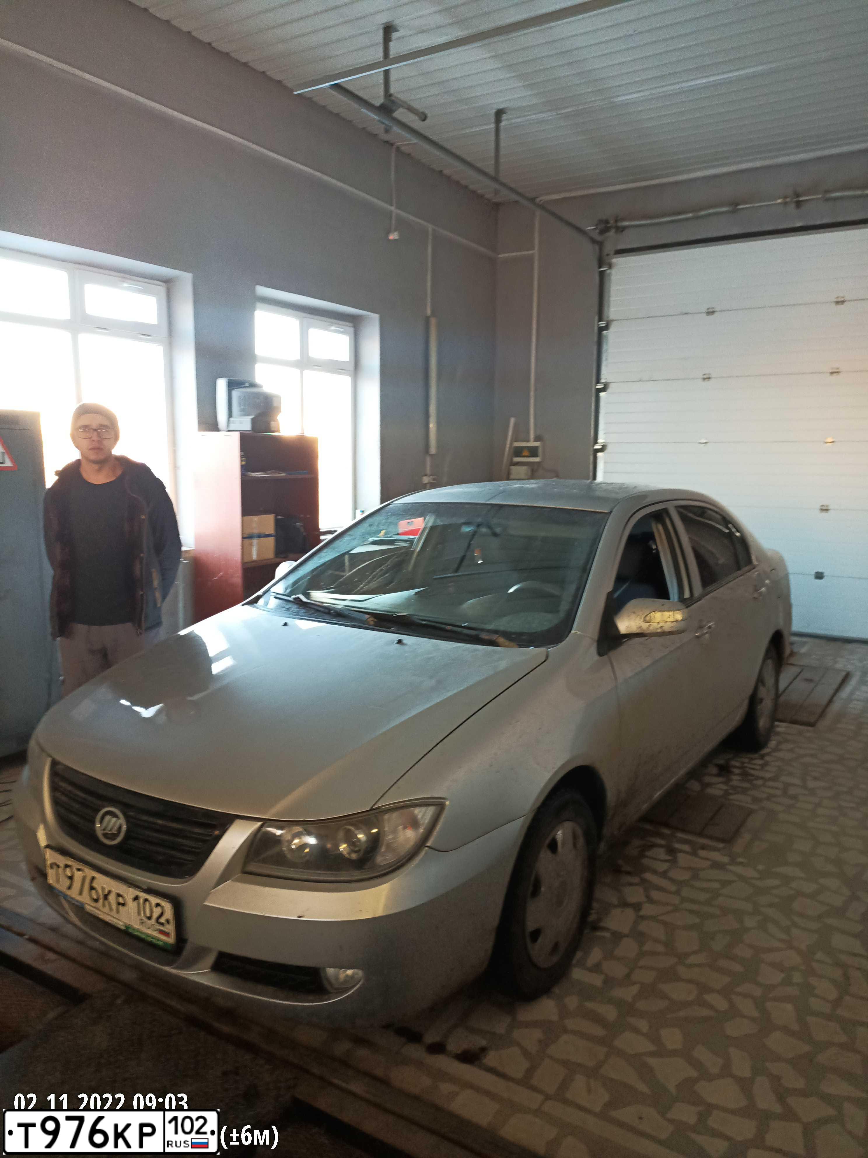 Фото автомобиля LIFAN SOLANO, 2011 — госномер М525АО702. Цвет: СЕРЕБРО