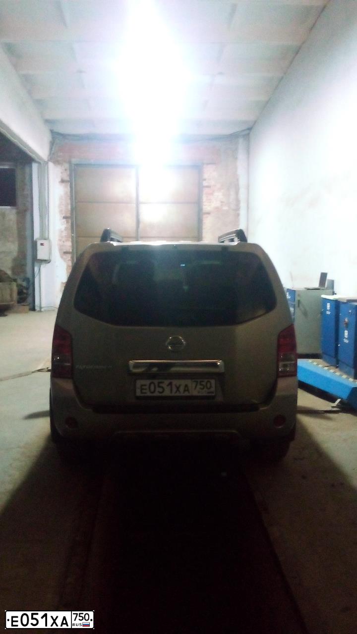 Фото автомобиля NISSAN PATHFINDER, 2014 — госномер Е051ХА750. Цвет: СЕРЫЙ