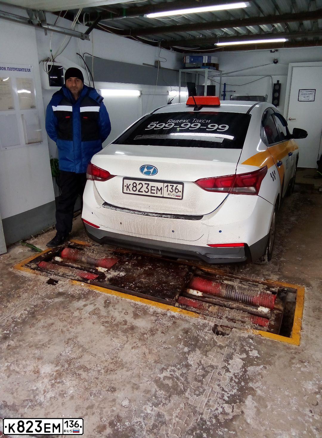 Фото автомобиля HYUNDAI SOLARIS, 2017 — госномер К823ЕМ136. Цвет: БЕЛЫЙ-ЖЕЛТЫЙ-СЕРЫЙ